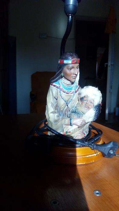 Veioza cu mama indianca cu copil in brate