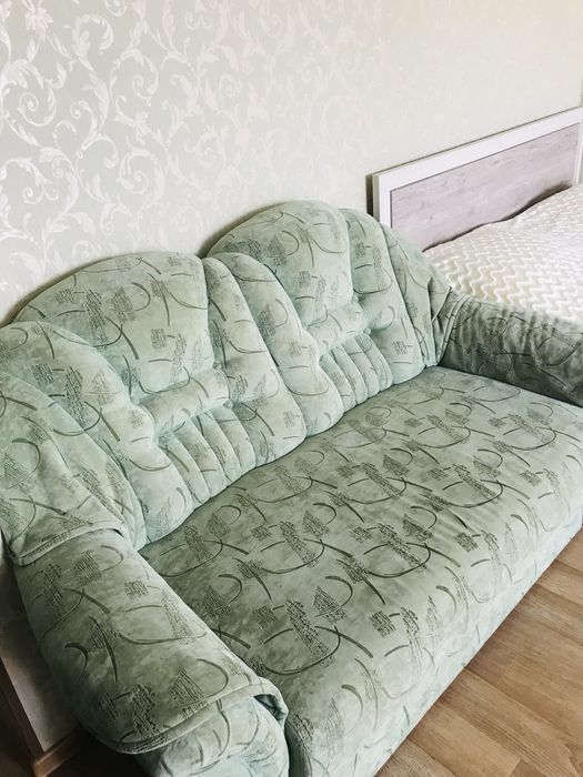 Продам 2 дивана и кресло
