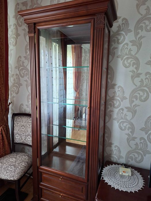 Две витрины с подсветкой.