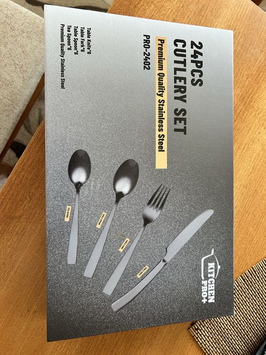 Комплектът прибори за хранене е модел PRO-2402