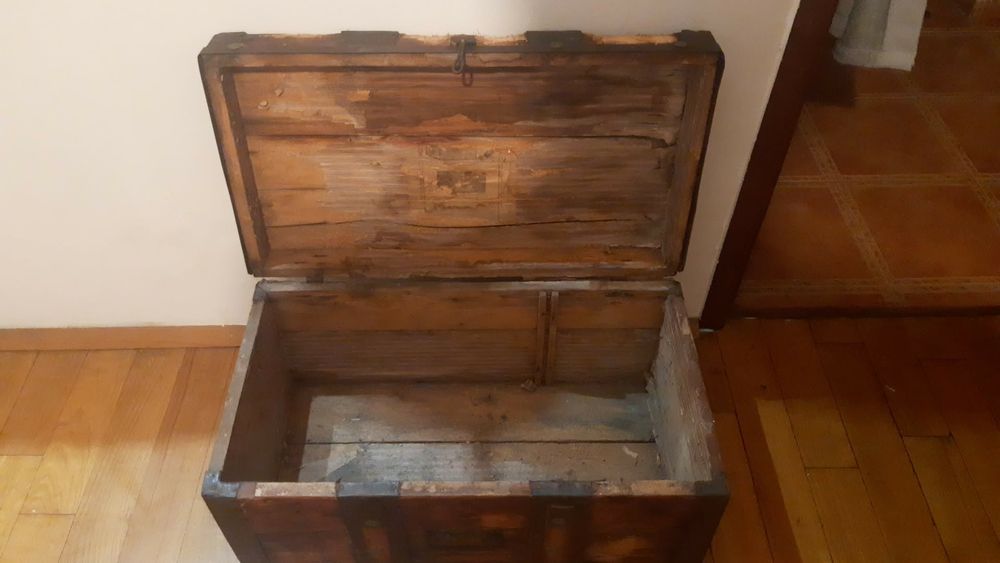Старинен сандък, дърво