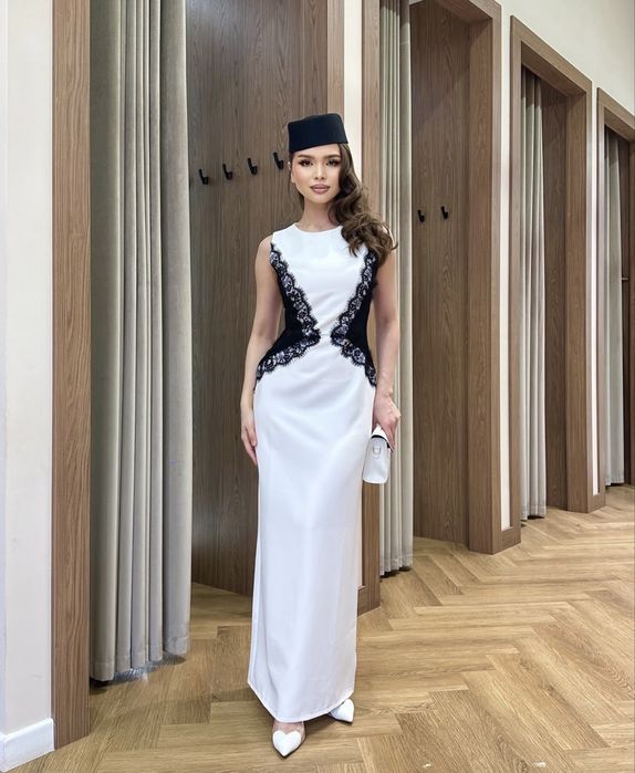 Платье белое с кружевом