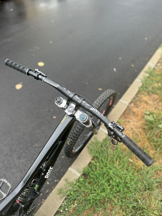 Bicicleta dh bine dotată negociabil