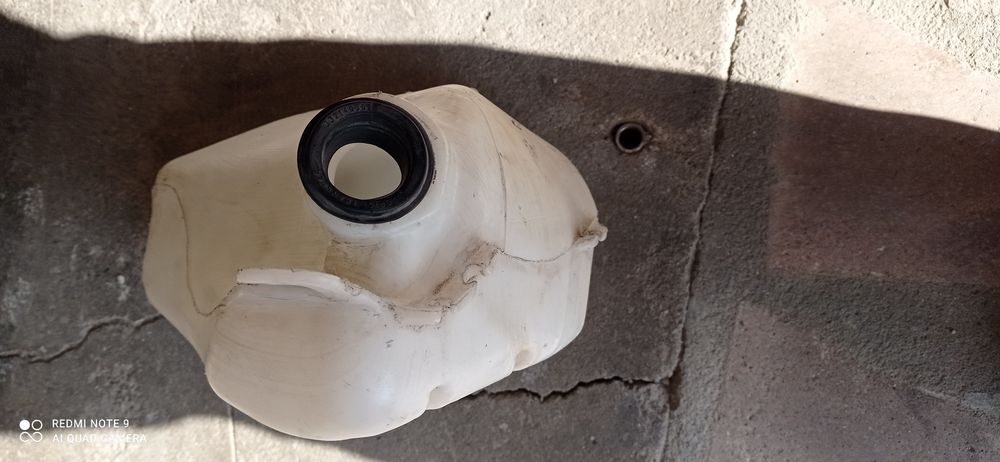 Казанче за почистване на стъклата на кола.