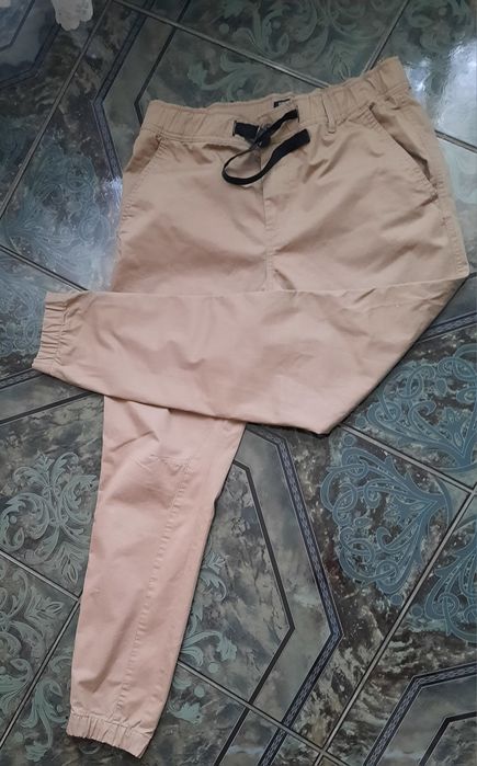 Pantaloni bej,adolescent