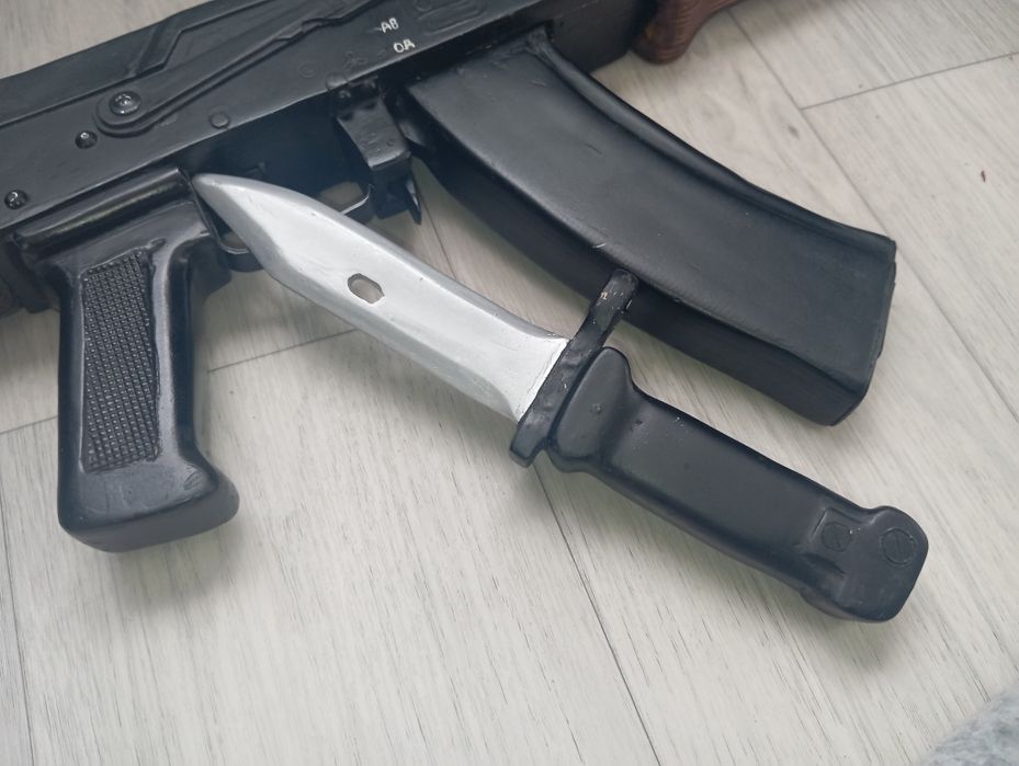 Продам игрушечный АК-74 из дерева