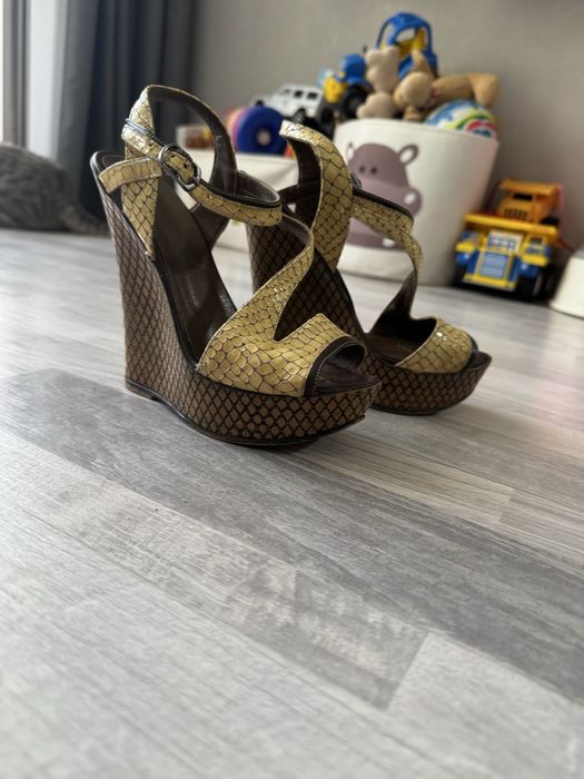 Продам босоножки на высокой платформе