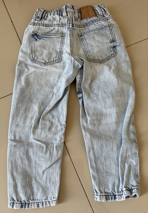 Blugi Zara, model relxed, mărime 98, stare foarte buna