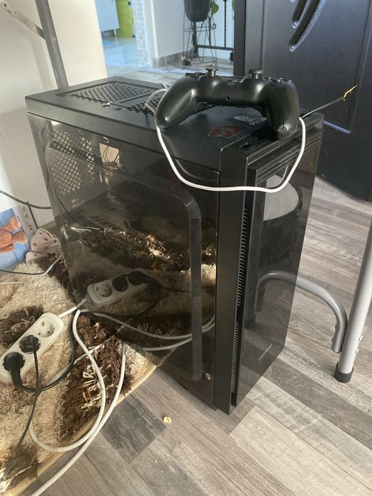 Vand pc gaming 900 lei cititi descriera nu trimit prin curier