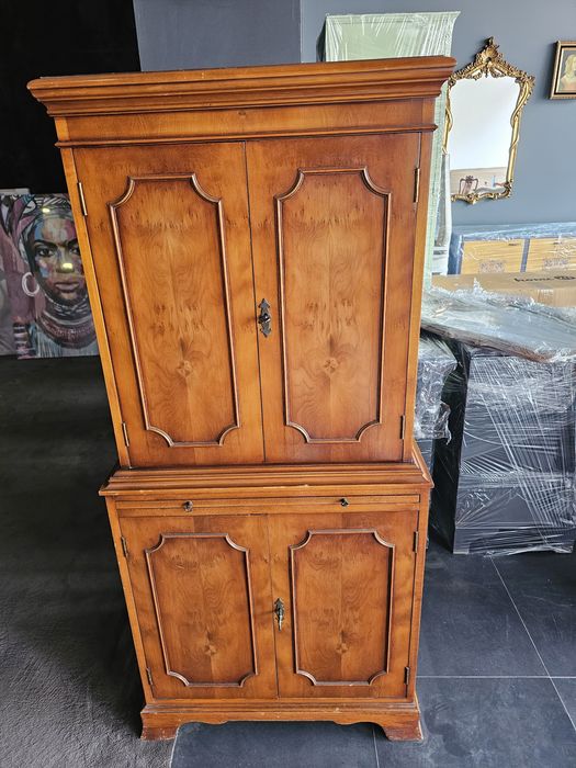 Шкаф за напитки изработен  с естествен  орехов фурнир