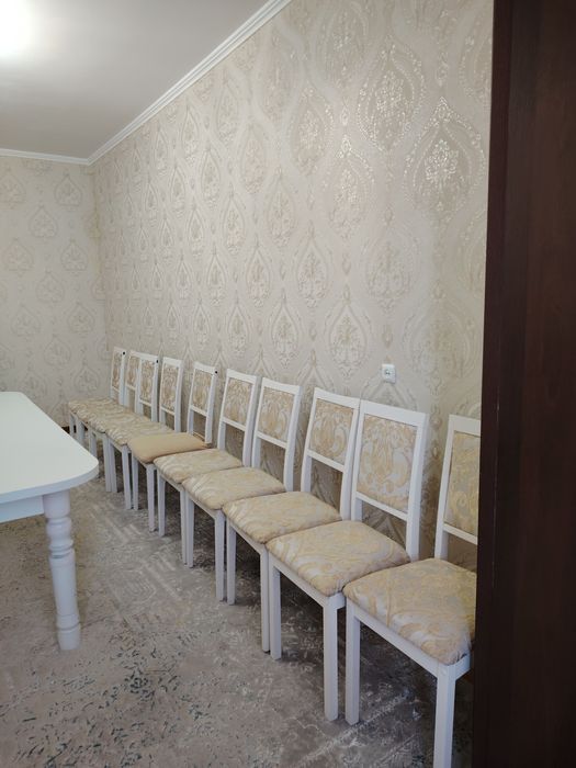 Стол и стулья хорошего качества