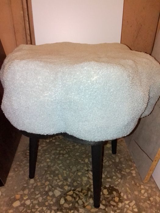 стулья со спинкой. И. пуфик