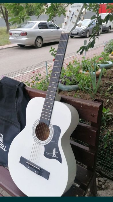 Гитара белая с чехлом