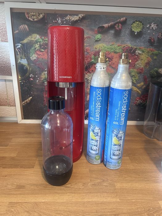 Sodastream cu doua butelii si o sticla