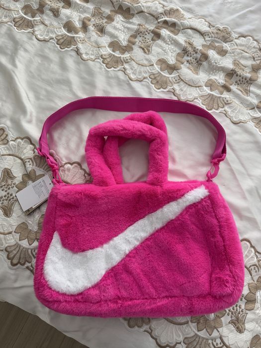 Чисто нова цикламена плюшена чанта Nike