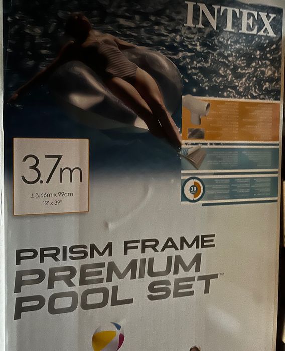 Piscină Intex cadru metalic - 600 lei.