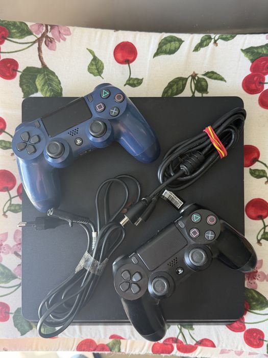 PS4 Slim 1 TB cu 2 Controller Originale perfect functionale cu cabluriile aferente
