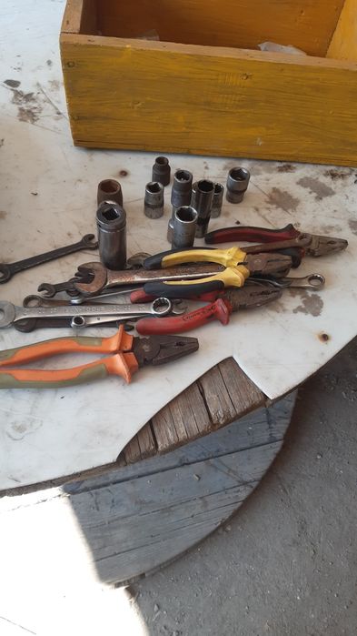 Плоскогубцы, ключи,  головки. По 200 тг