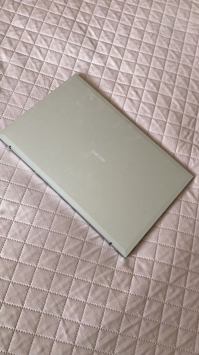 Ноутбук с наушниками