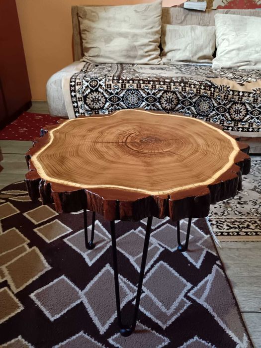 Masa pentru cafea, lucrata manual 100% lemn masiv.