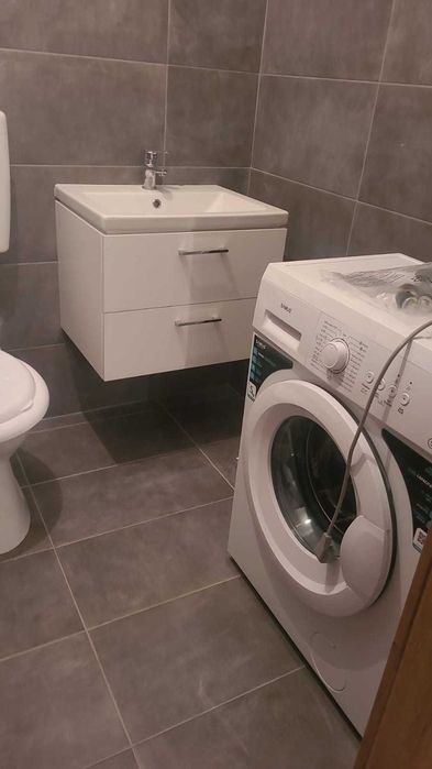 Propietar vand apartament cu 3 camere ,67mp utili ,2 baii ,balcon si parcare privata