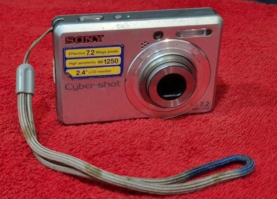Camera photo digitala Sony cu defect.  Obiectivul nu se retrage de tot