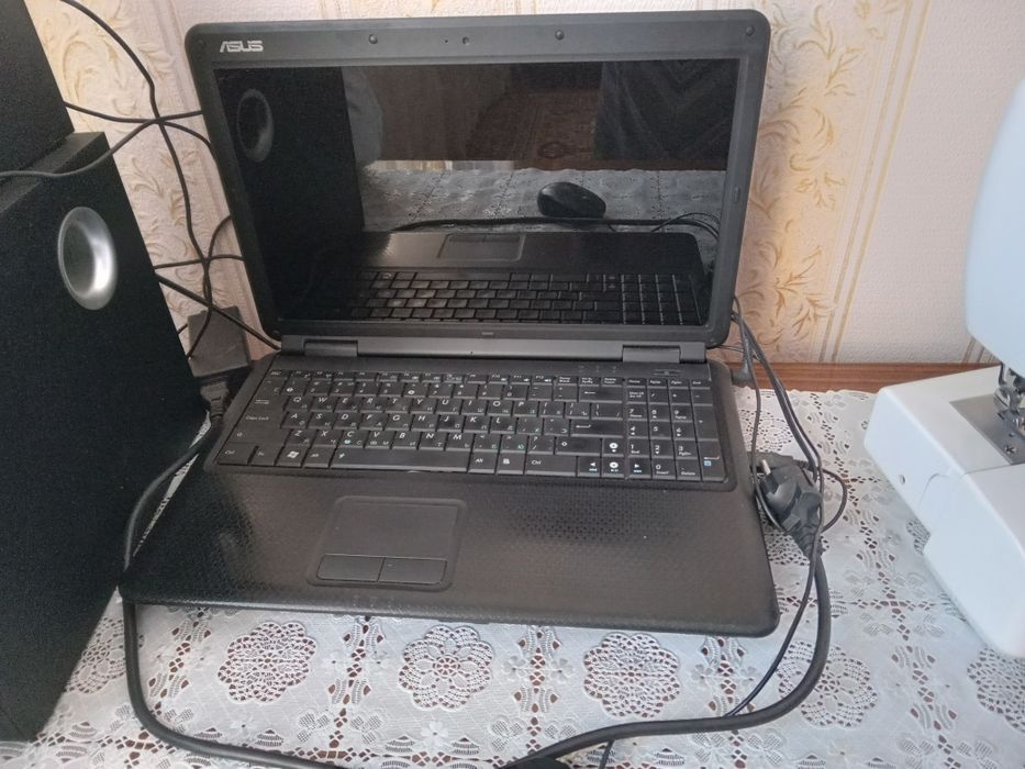 Ноутбук Асус с колонками