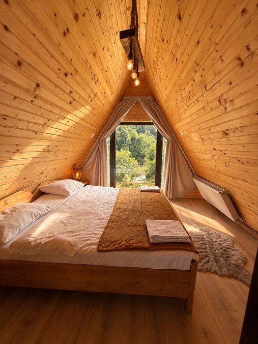 Cabanǎ de inchiriat A-Frame în Albac – râu, pădure, ciubăr & saună | Până la 16 persoane