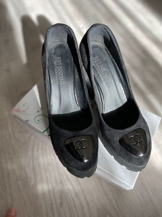 Продается чёрные замшевые туфли