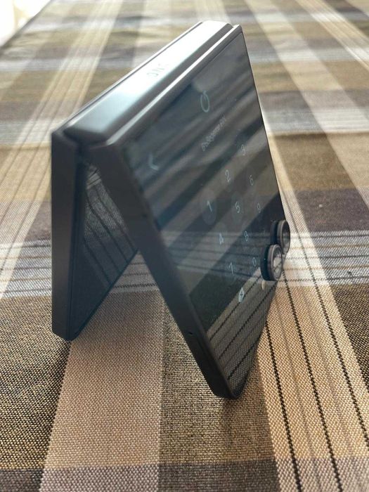 Продавам Samsung Galaxy Z Flip 7 256 GB използван 2 месеца