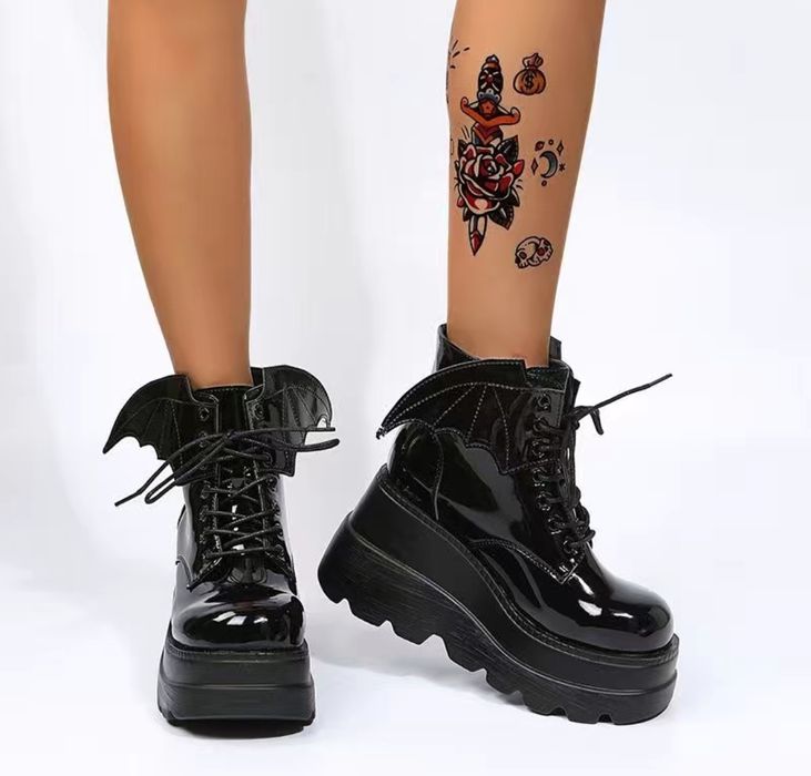 Крутейшие сапоги на платформе с крылышками летучей мыши