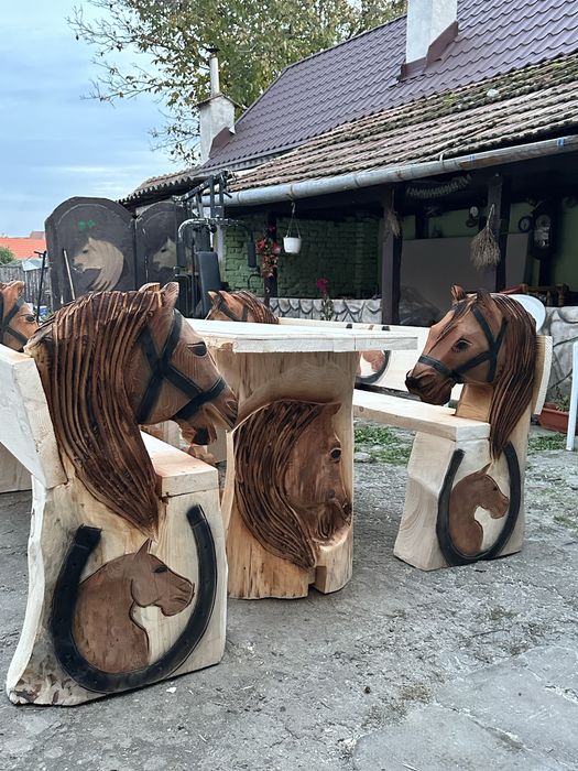 Mobilier din lemn masiv, sculptat, pentru iubitorii de cai
