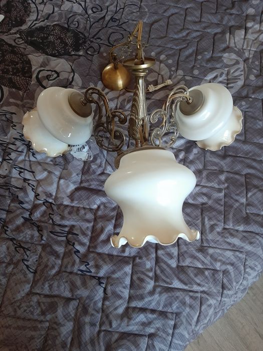 Полилей който се състои от три чашки.