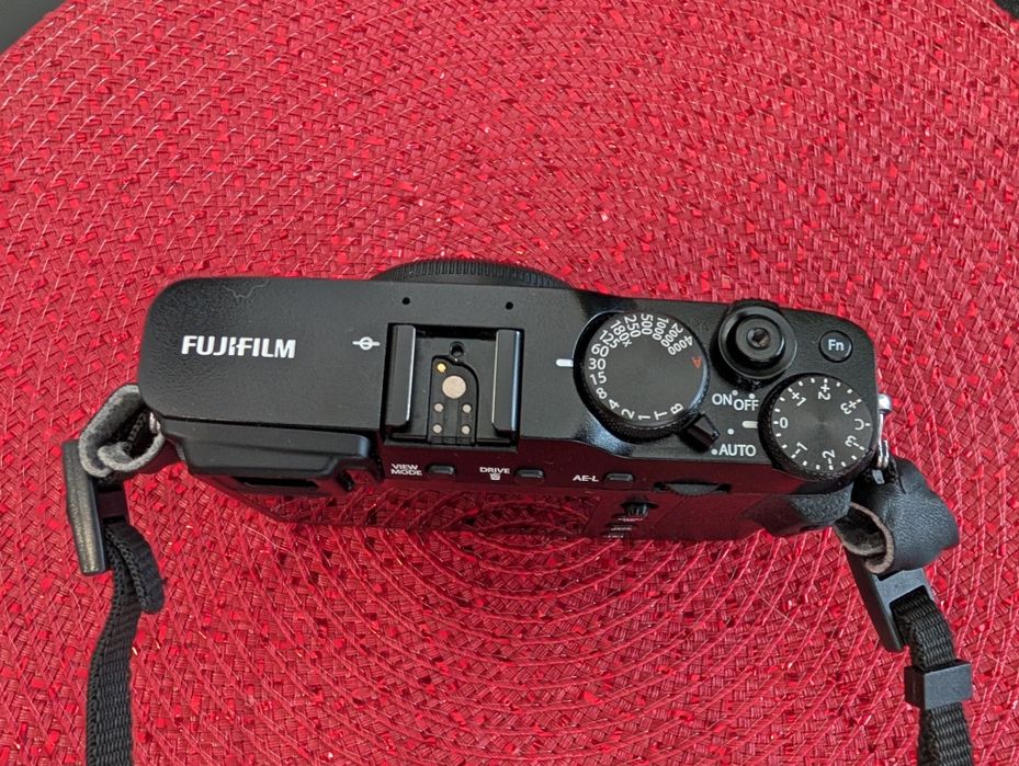 Body mirorless Fujifilm X-E3 + blitz impecabil