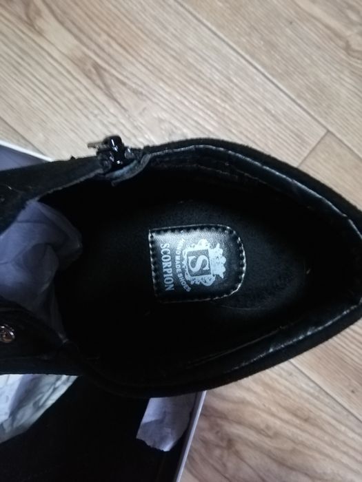 Продам осенние замшевые ботинки