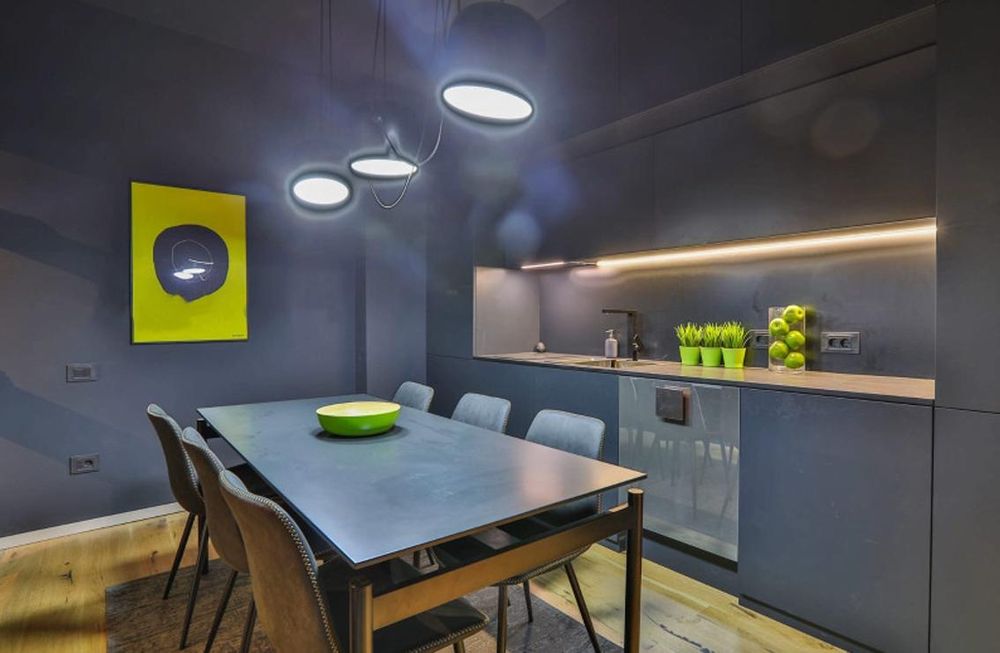 Дава се под наем Тристаен апартамент в София, Център - 70 кв.м за 1290 € - Снимка #1