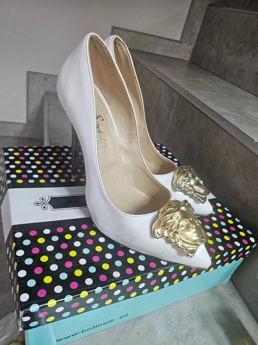 Високи бели обувки версаче