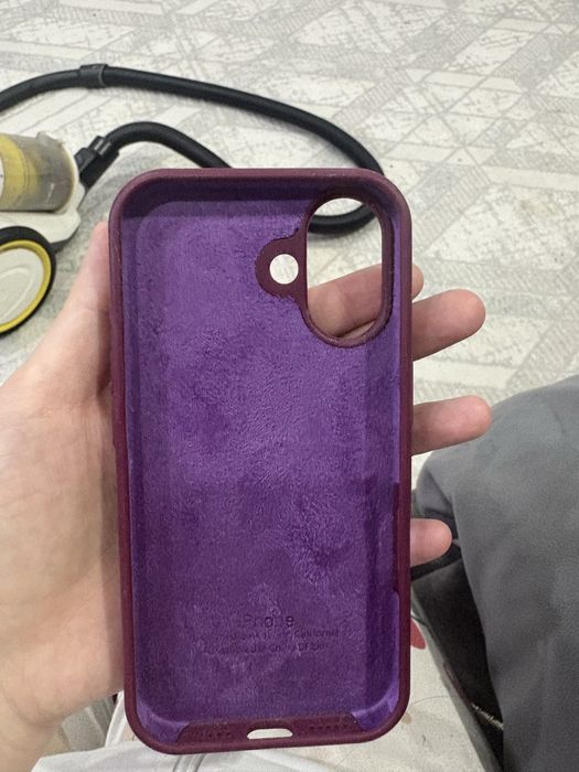 Продам чехол бордовый для iphone 16