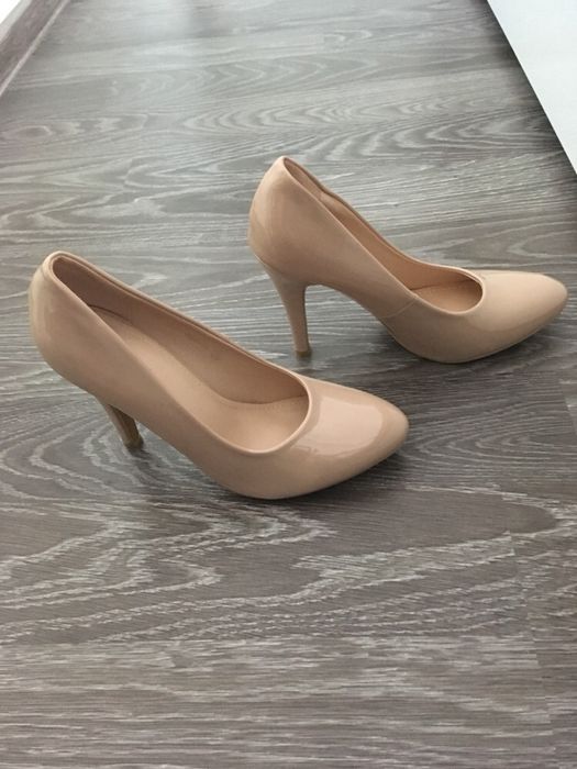 Pantofi lacuiti marimea 39, noi