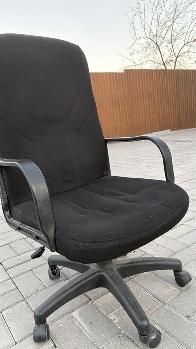 Офисный кресло и компьютерный