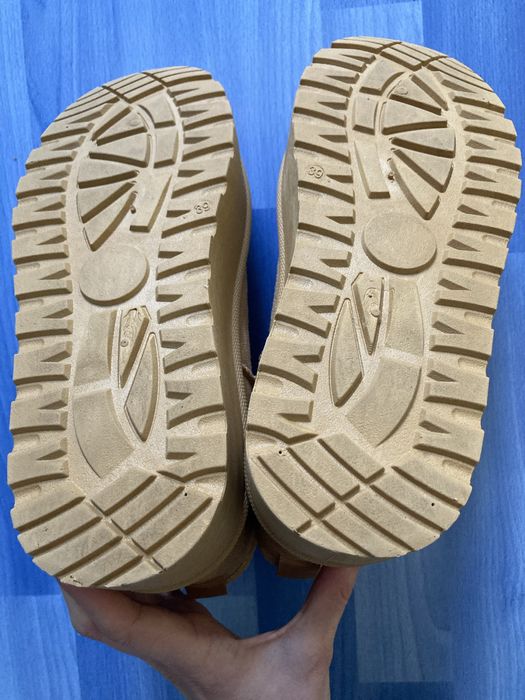 Бежови ботуши.