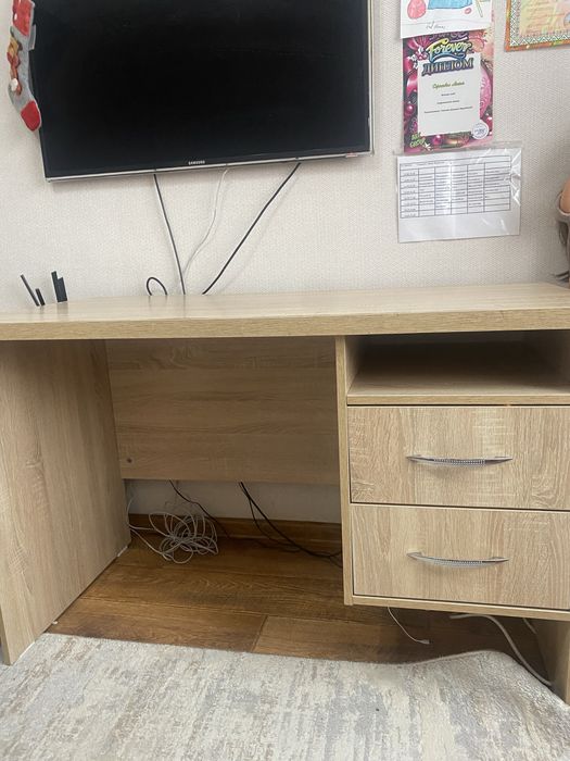 Стол письменный в отличном состояний