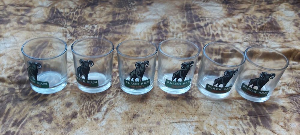 Продавам 6 броя стъклени чаши с надпис блек рам уиски  нови