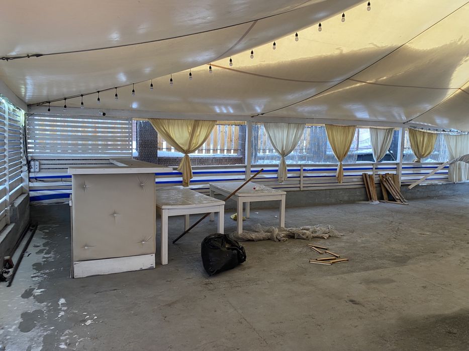 Кафе в центре города с летней площадкой