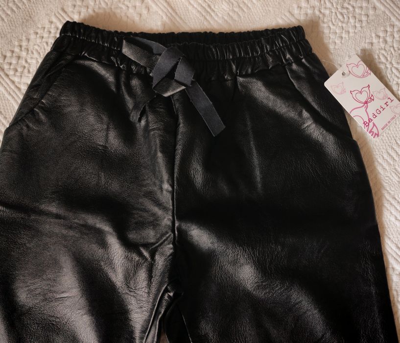 Pantaloni vârsta 13-14 ani noi cu eticheta.Marca Bad Girl.