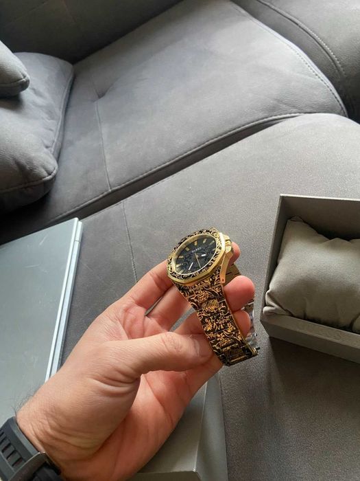 Часовник GUESS ROAR златист