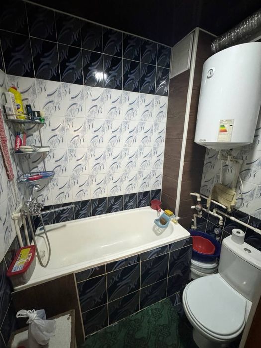 Прадаётся 1х 9микрарайоне Атс вдоль дороги мало семейка 1этаж