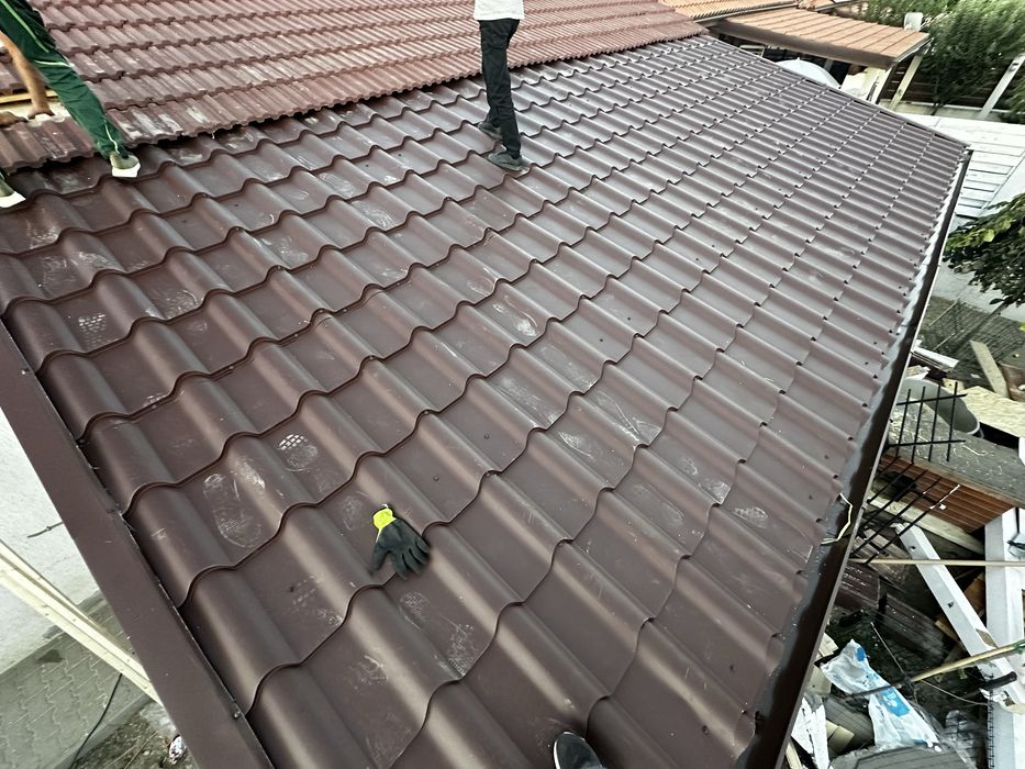 Reparatii acoperisuri montaj tigla metalica dulgherie hidroizolatii