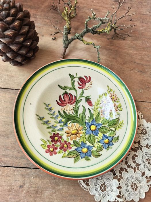 Чинии за стена..