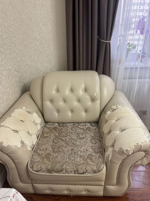 Диван угловой б/у экокожа бежевый